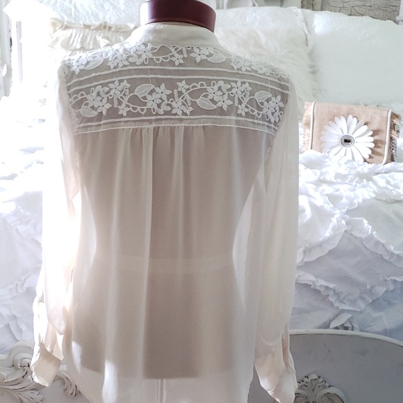 Beautiful cream blouse with lace - Picture 2 of 7
